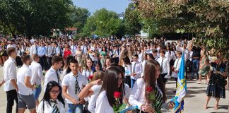 Роза за 264 осмокласниц на Английската, гимназията откри днес и STEM център