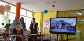 Железен трон и дракони в училищно фоайе