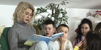 Мая Бежанска чете историите на принцеса Точица в ДГ „Майчина грижа“