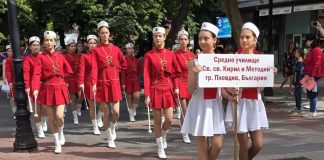 Наградени учители и директори поведоха шествието за 24 май, десетки пловдивчани се присъединиха към множеството