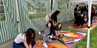 Ученици редят букви за фестивала „Флоропополис“