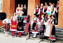 Ученици замениха униформите с народни носии от различни краища на България