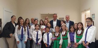 Ученици от СУ „Цар Симеон Велики“ с кутия пожелания по повод Деня на българската община