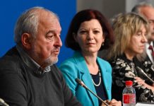 Десет бивши образователни министри против идеята за един учебник