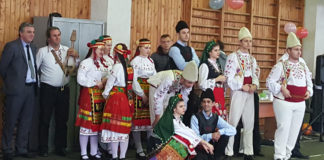 Студенти от УХТ поканиха сираци на коледно парти