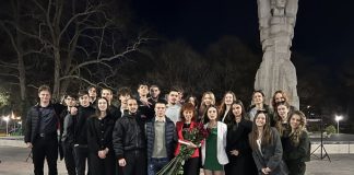 Огнена покана и абитуриенти с червени рози в шпалир в центъра на Цалапица
