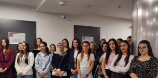 Посрещнаха новата смяна акушерки в Медицинския университет с ритуал и заръка да носят светлина в най-трудните моменти