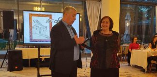 Соня Киркова с почетен плакет по повод 175-годишнината на Хуманитарната гимназия
