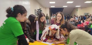 „Аз обичам България“: Деца и родители разгадаваха личности и събития, играха хоро и пяха химна на Кирил и Методий