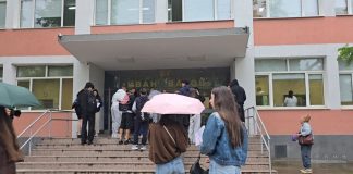 Зрелостниците пишат по вариант №2 на матурата по профилиращ предмет и по тема № 6 по професия