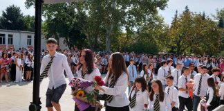 Червена роза за 261 осмокласници в ЕГ „Пловдив“, министър Иван Демерджиев бе гост на празника