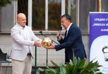 Топка с автограф от Стоичков за СУ „Никола Вапцаров“