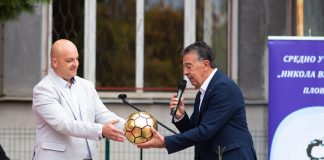 Топка с автограф от Стоичков за СУ „Никола Вапцаров“