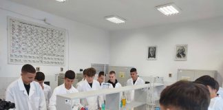 Климатични и хладилни техници сложиха бели манти на лаборанти, момичета свързваха тръби и измерваха вятърна енергия