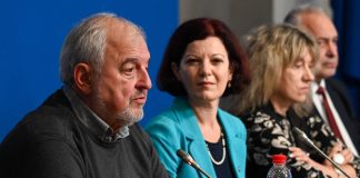 Десет бивши образователни министри против идеята за един учебник
